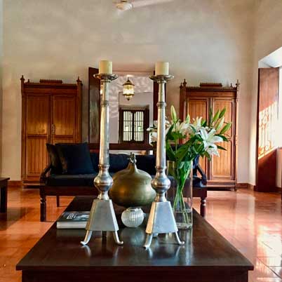 villa goa reception table with candles